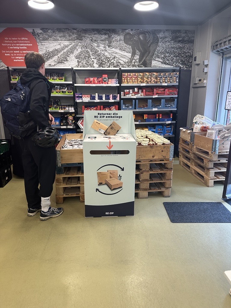 RE-ZIP return box in a Folkekirkens Nødhjælp store